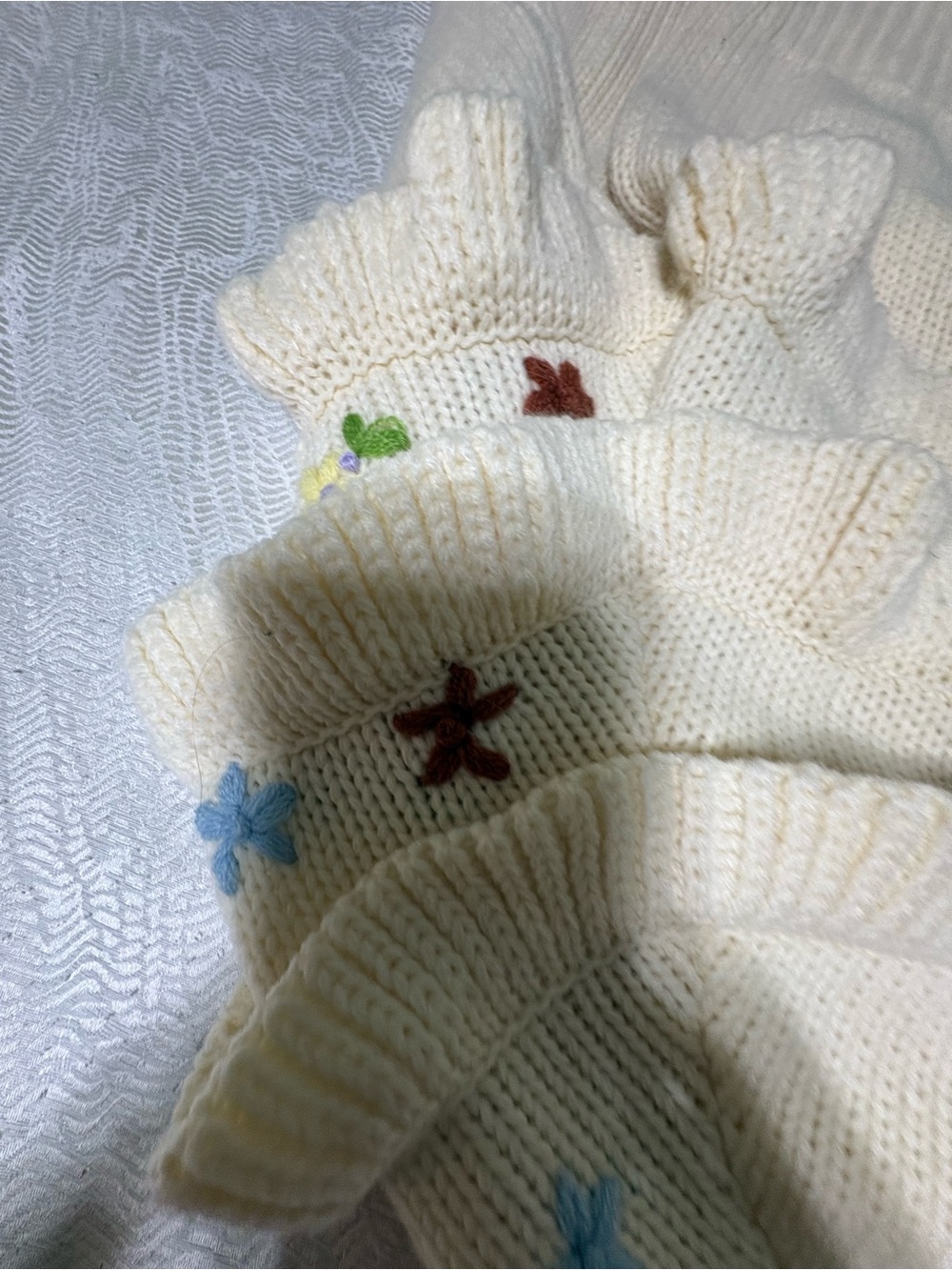 FREE THE ROSES Sweater Size Small - Picture 9 of 11